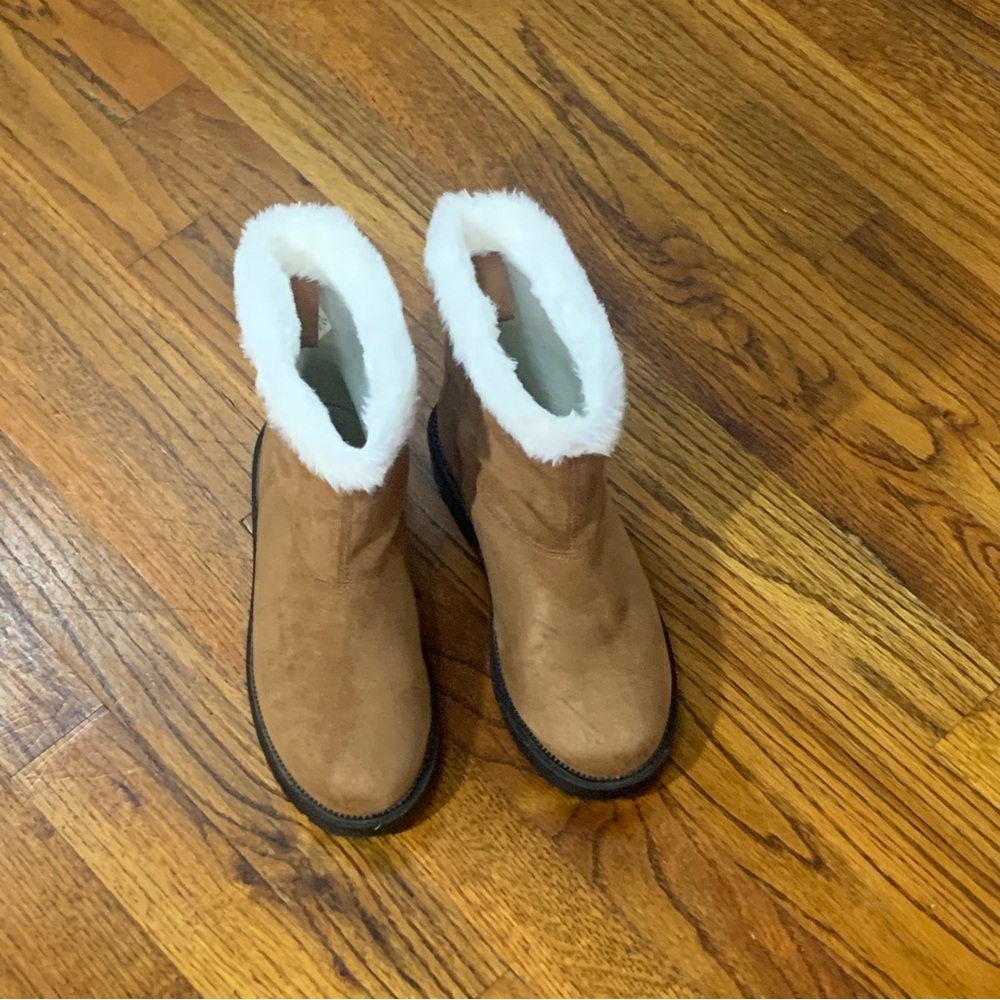 Old Navy Cozy Faux-Suede Faux-Fur Trim Boots Booties Tan Brown Color NWOT
Girls - Picture 12 of 13